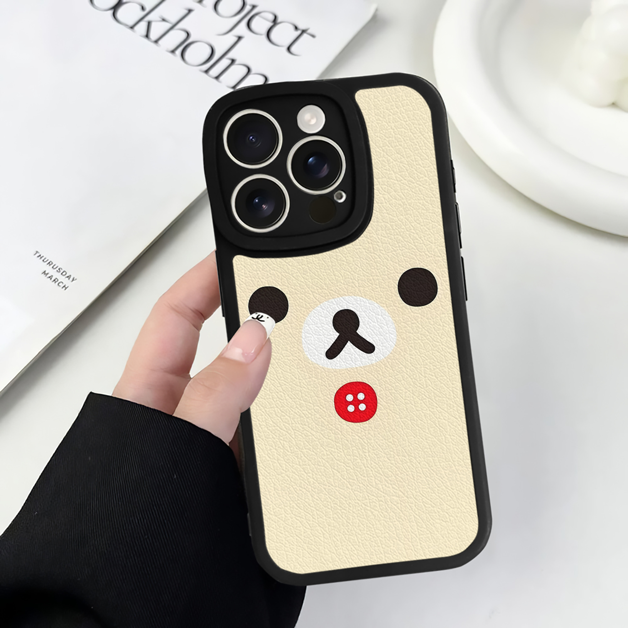（画像用） リラックマ リラックマ キイロイトリ Rilakkuma Korilakkuma Kiiroitori 【iPhone 16シリーズ対応】シリコンスマホケース（レザー調） 材質：シリコン